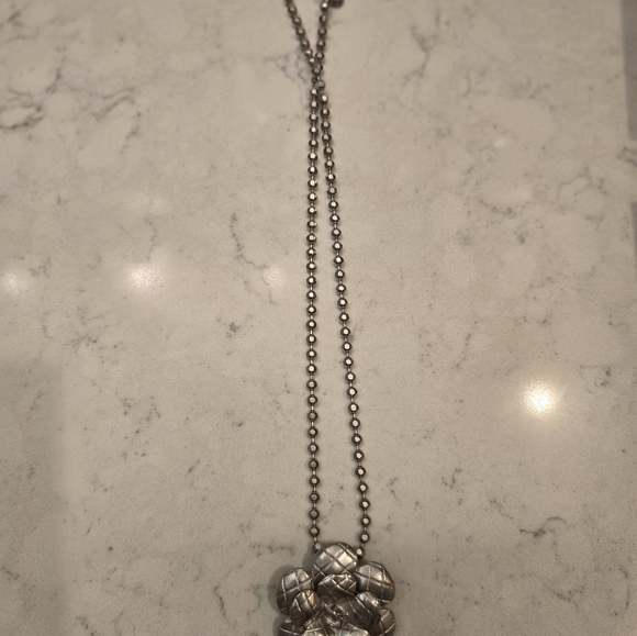 A beautiful brushed silver CHANEL Camillia necklace! - Picture 4 of 6